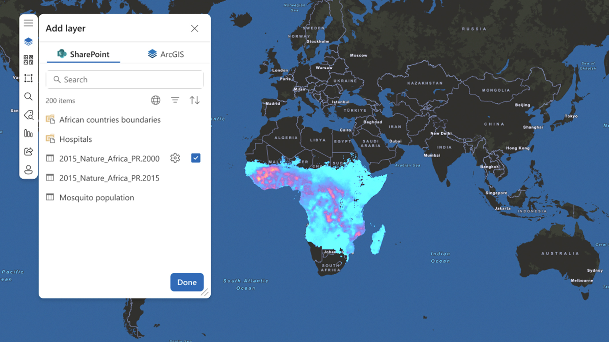 Carte du monde ArcGIS for SharePoint représentant les terres en noir et les océans en bleu, et un panneau de configuration d’une couche en encart